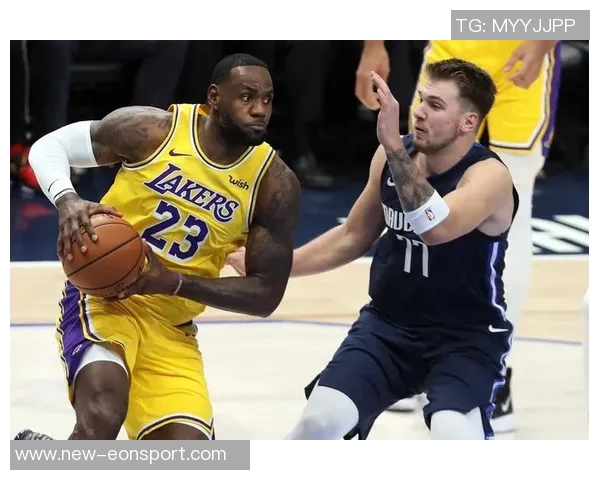 东契奇上半场狂砍32分詹姆斯无奈在替补席打哈欠观战