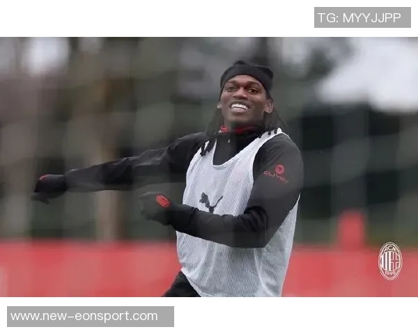 莱奥庆祝被加比亚拦截福法纳及时帮他整理衣领